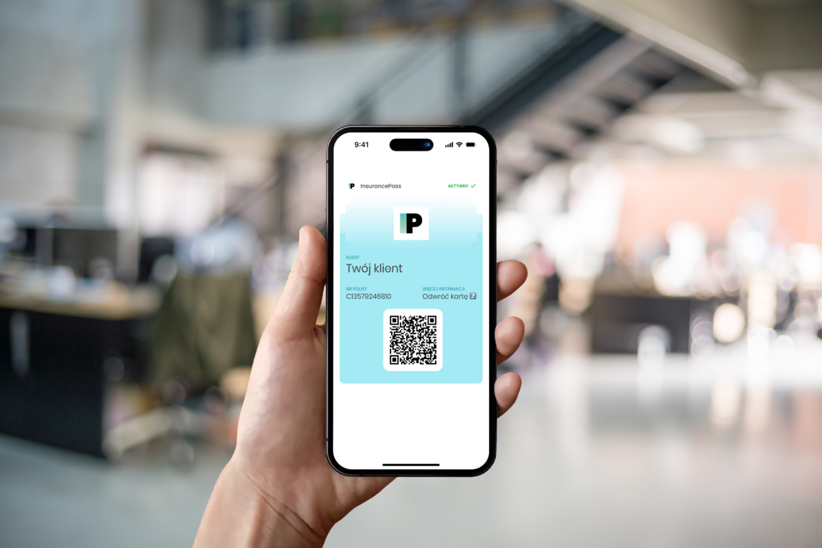 Demo InsurancePass: smartfon w ręku